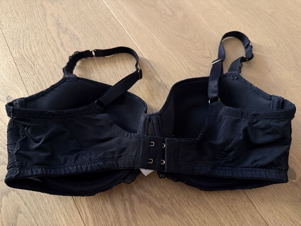 Triumph Autres dessous: Florale by Triumph BH Schwarz Grösse 75E – D'occasion à Wettswil par Catli610 1