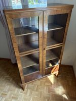 Schrank Vitrine Nussbaum Furnier mit Glastüren 