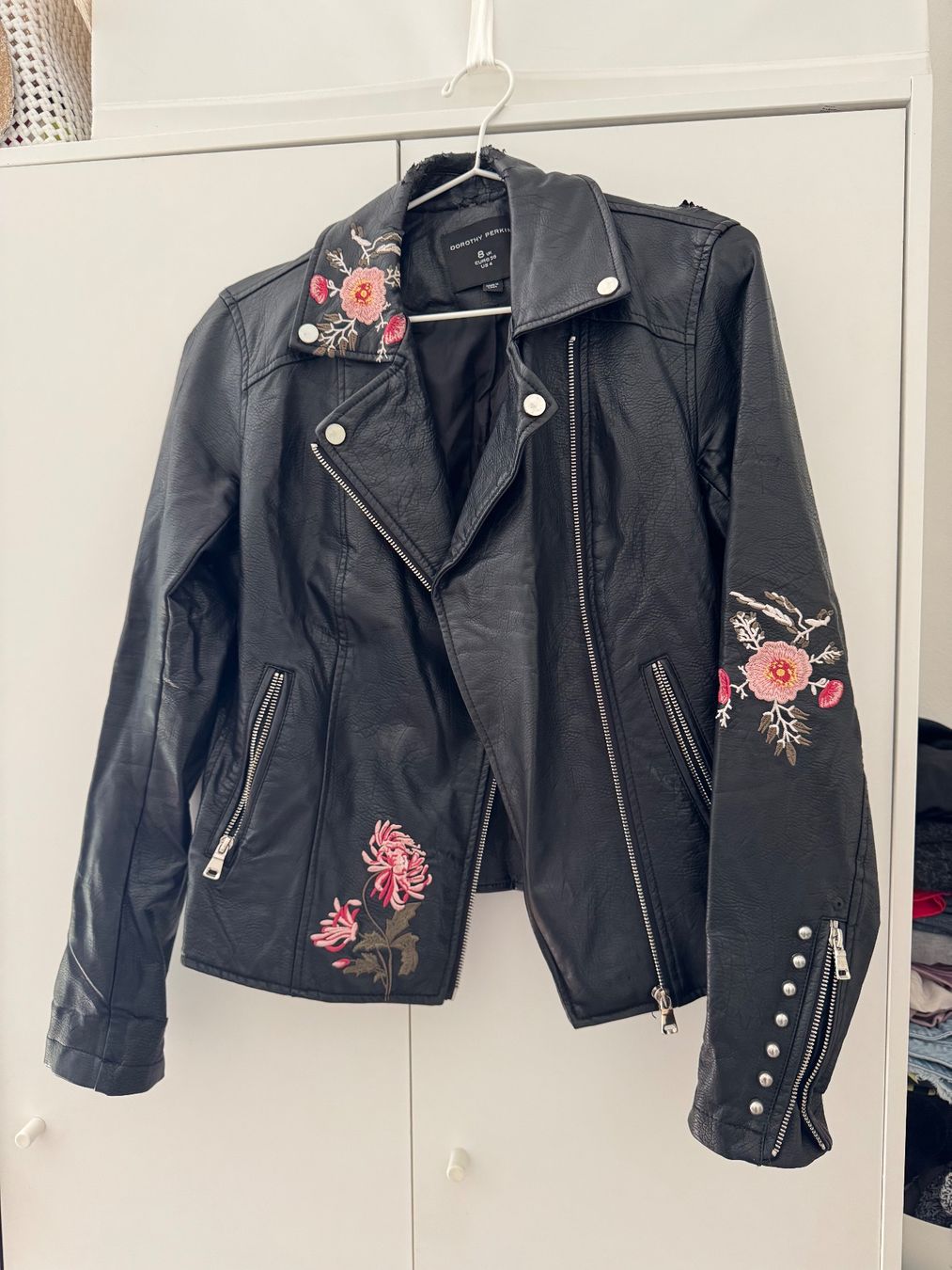 Dorothy Perkins Jacken: Fake Lederjacke mit Bestickung – Gebraucht aus Bern von cwa_