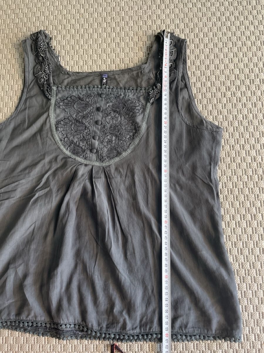 Camicette: Bluse mit Stickerei grau, L/XL – Usato da Solothurn venduto da Bobesch08 7