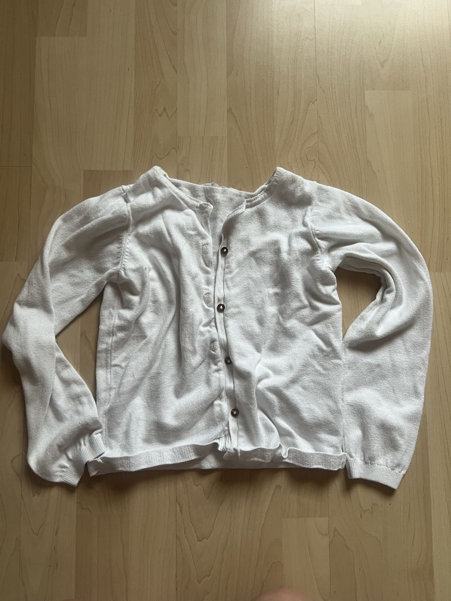 H&M Pullover & Sweatshirts: Weisses Jäckchen, Gr. 134 – Gebraucht aus Ruggell von Matrix026