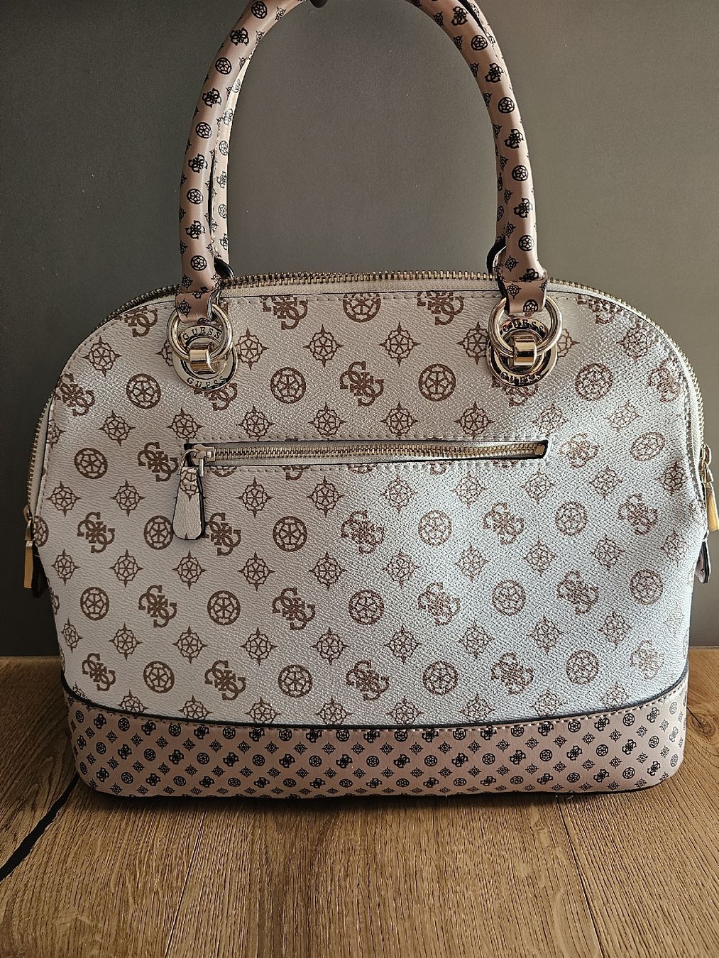 Taschen für Damen: Guess Cessily Logo Handbag – Neu (gemäss Beschreibung) aus Triengen von lar_5vvf 1