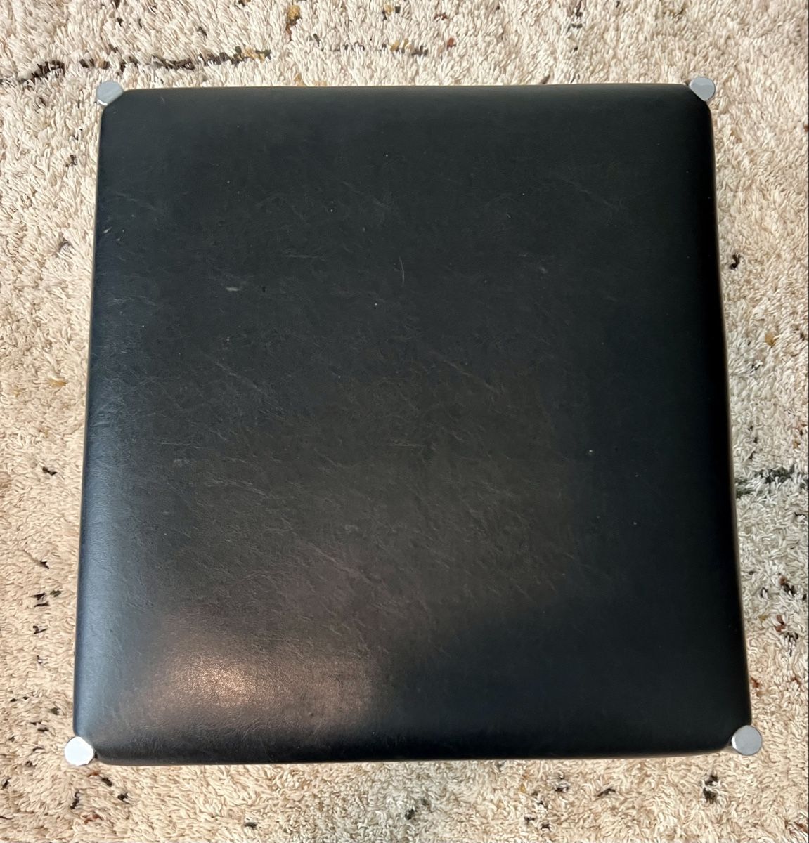 Sgabelli: Schwarzer Mid Century Hocker Chrom-Beinen - Zeitloses Design – Usato da Hunzenschwil venduto da Madachica 5