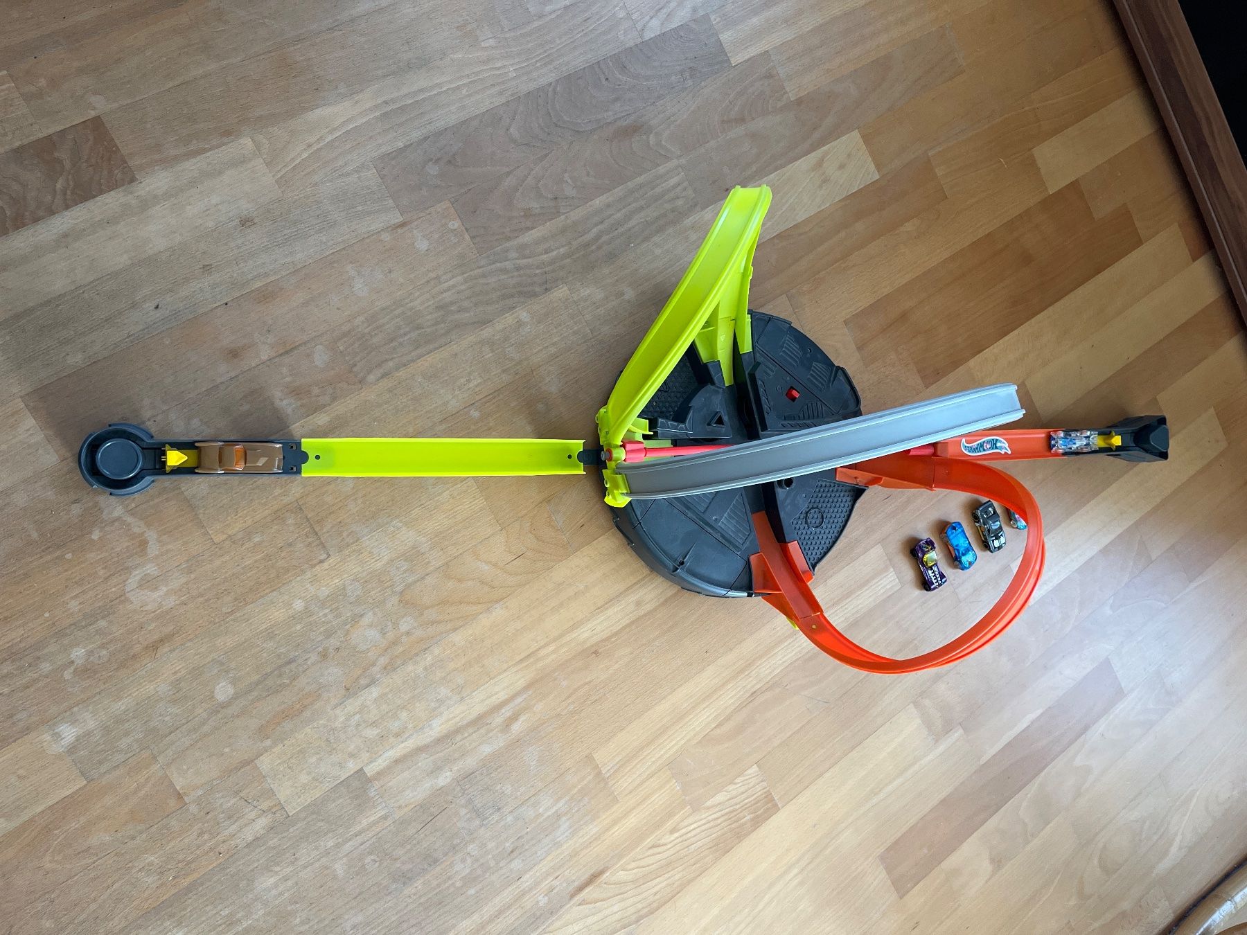 Hot Wheels Spielzeuge: Hot Wheels Bahn mit 6 Autos – Gebraucht aus Goldach von SSRConzept 1