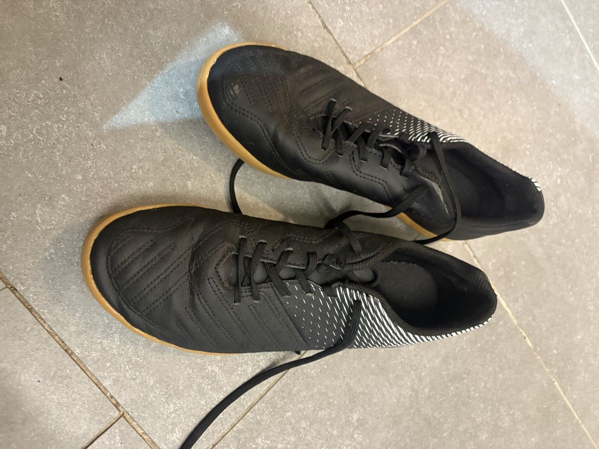 Scarpe da uomo: Hallenschuhe schwarz Grösse 41 – Usato da St. Margarethen TG venduto da Berk54