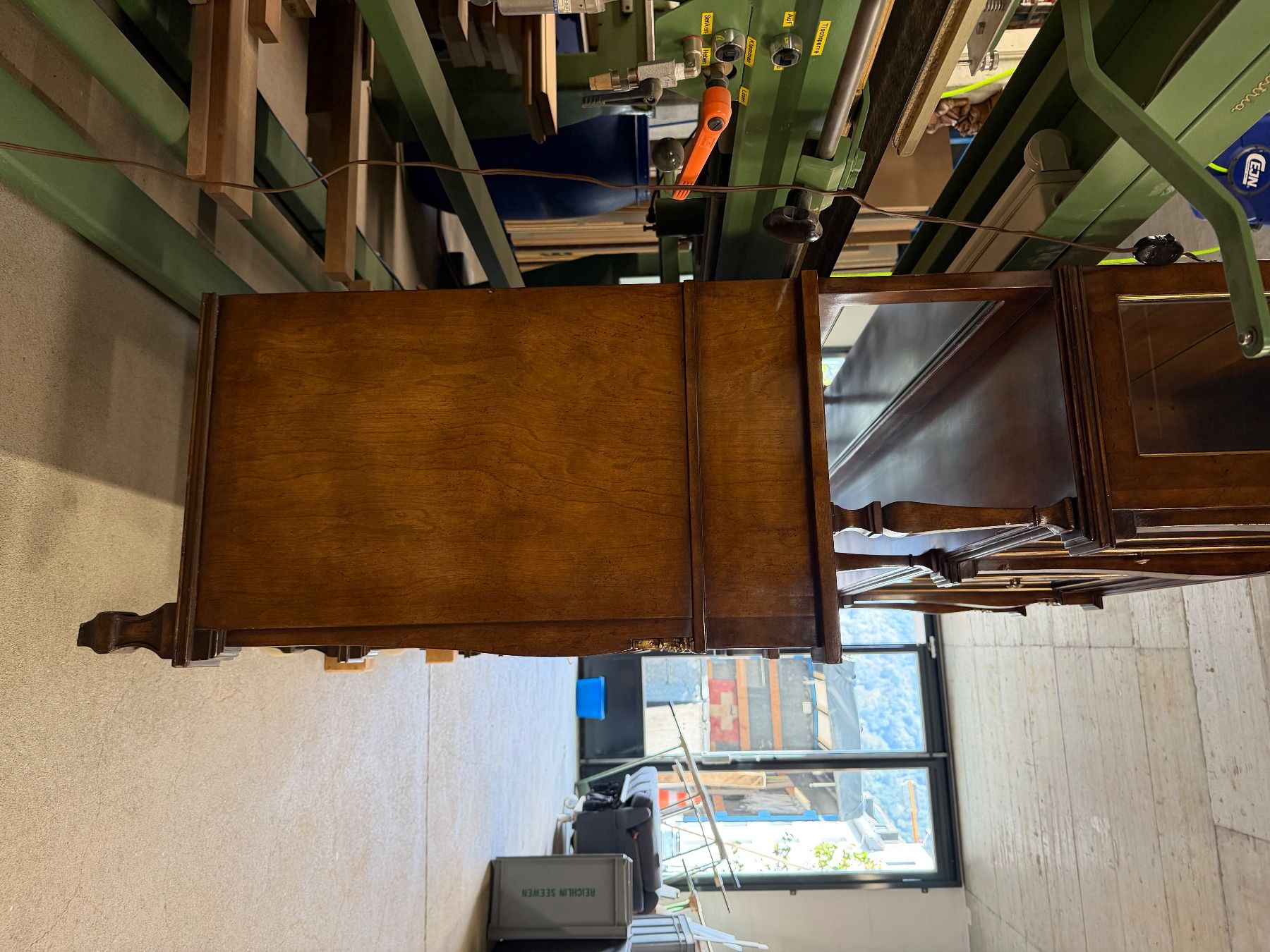 Credenze: Buffet in Nussbaum mit Vitrine Italien – Usato da Brunnen venduto da Stoeffel_ 2
