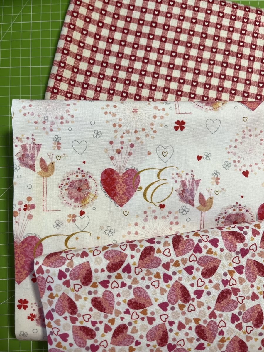 Tessuti: Patchworkstoffe 3er Set Herzstoffe – Nuovo (secondo la descrizione) da Seuzach venduto da KreativmitStoff