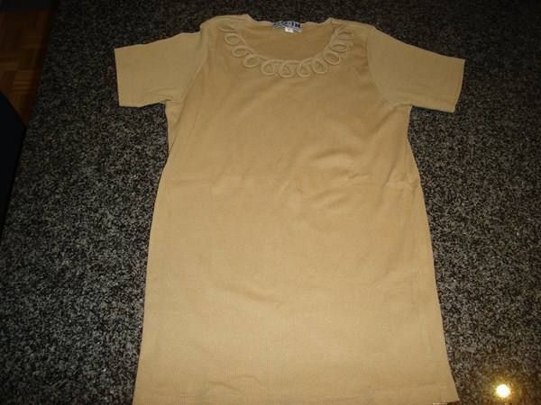 T-shirt: T-Shirt mit spezielles Halsausschnitt – Usato da Horw venduto da Benny017