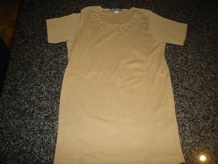 T-Shirt mit spezielles Halsausschnitt