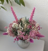 Frühlingshaftes Trockenblumenarrangement