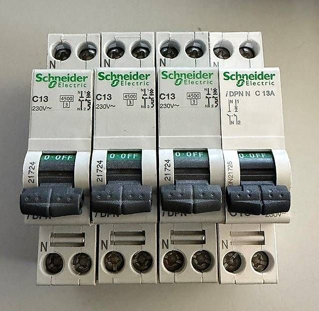 Alimentazione elettrica: 4x Leistungsschalter 13A 230V – Usato da Oberweningen venduto da Zhcip
