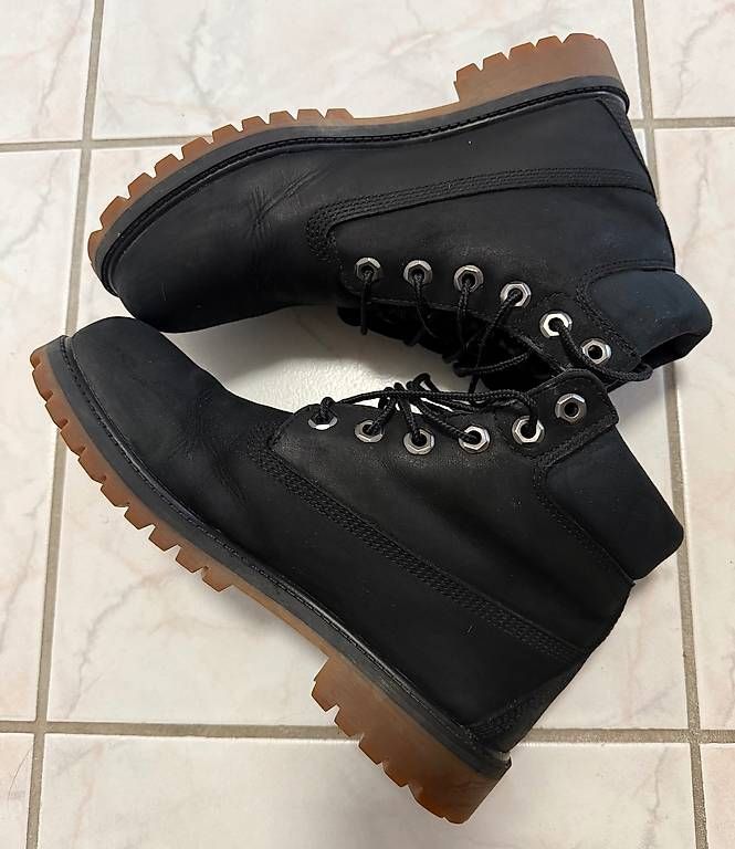 Timberland Scarpe da donna: Schwarze Timberland Lederstiefel Groesse 38 – Usato da Ehrendingen venduto da ErikaKrisztina 1