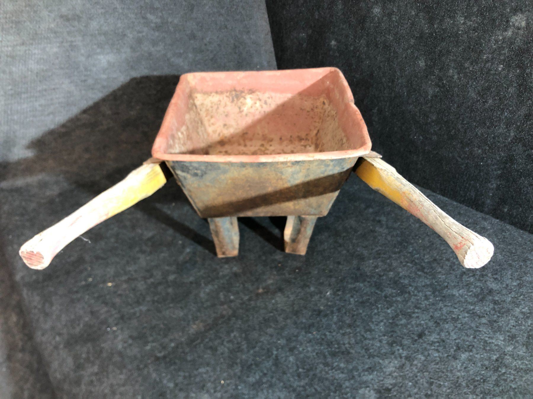 Tutti gli attrezzi: Petite brouette ancienne. – Usato da Saignelégier venduto da Dubois_Vintage 3