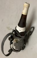 Historische Fendant-Flasche (1984) in Schmiedeeisen-Halter