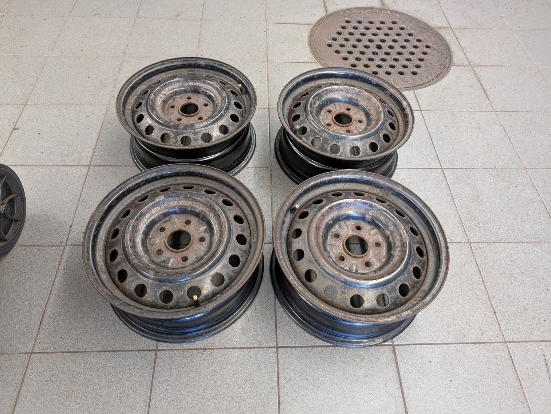 Toyota Cerchioni: Stahlfelgen Original Toyota mit  Originalmuttern – Usato da Baar venduto da Rbelcanto 4