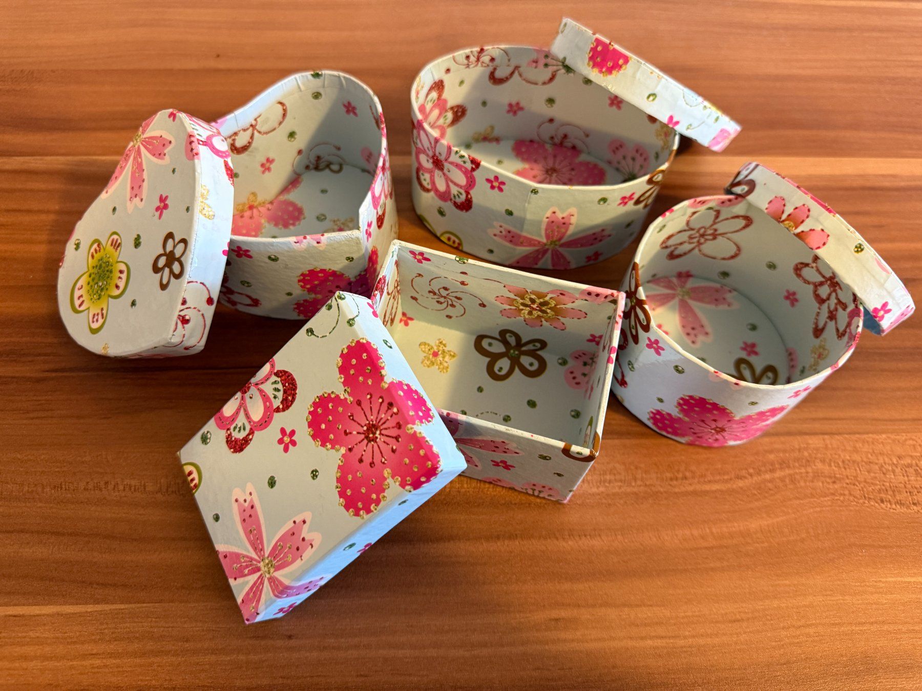 Autres décorations & accessoires: 4 Deko-Boxen mit Blumenmuster, ideal als Geschenkboxen – Neuf (Voir description) à Flawil par knallfix69 2