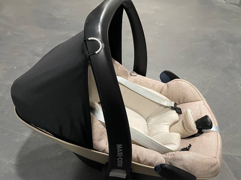 Maxi-Cosi Auto-Kindersitze: Maxi-Cosi Babyschale & Isofix Base – Gebraucht aus Zürich von mlm_f2wz 1