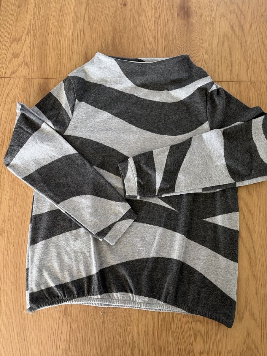 Pullover & Sweatshirts: Graues Langarmshirt mit Band-Print, Grösse M  – Gebraucht aus Schöftland von nevio74