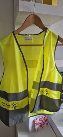 Gelbe Warnweste für Sicherheit im Strassenverkehr neu