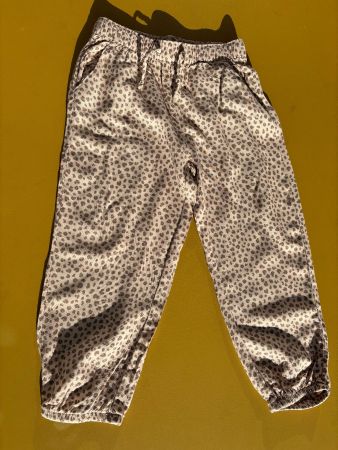 H&M leichte Stoffhose Gr. 104