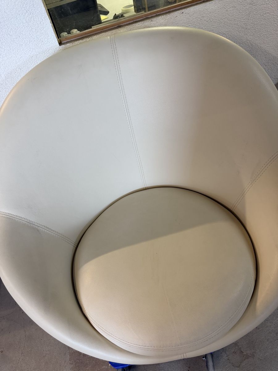 Poltrone: Sessel Golfball Design Leder weiss drehbar  – Usato da Rotkreuz venduto da GoldHeinz 5