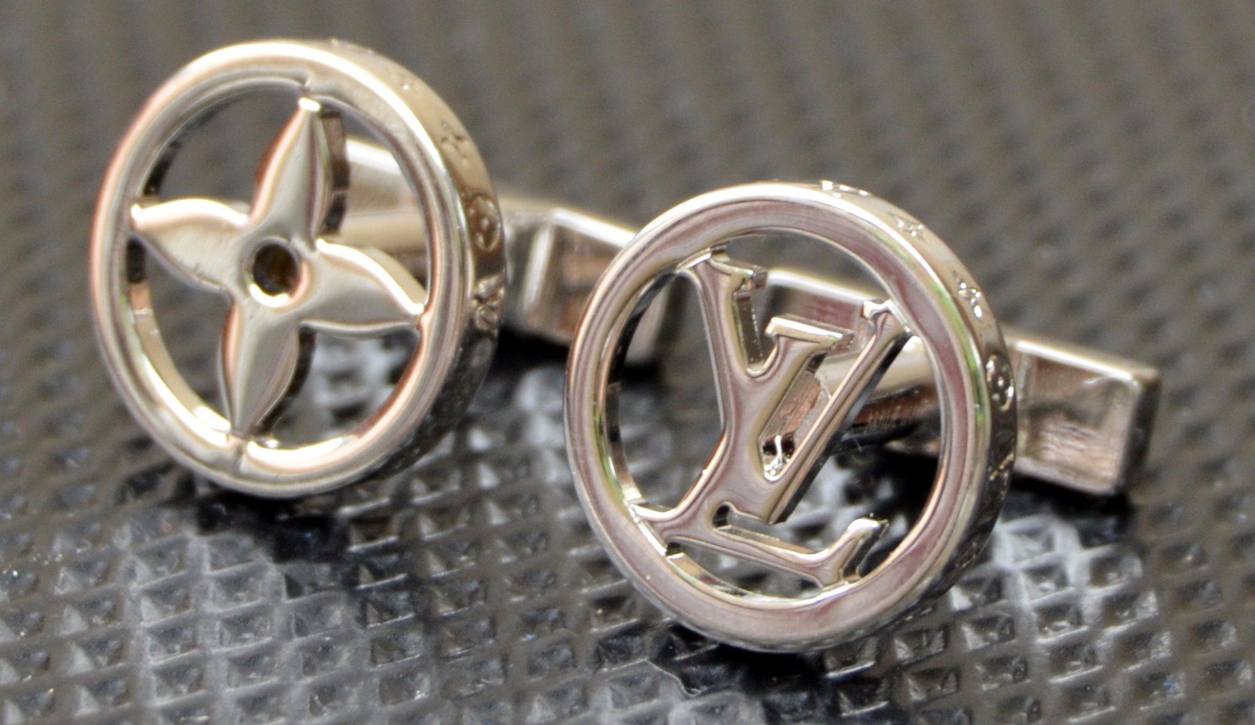 Louis Vuitton Gemelli: Louis Vuitton Manschettenknöpfe / boutons de manchette – Usato da Collonges venduto da Auganien 2