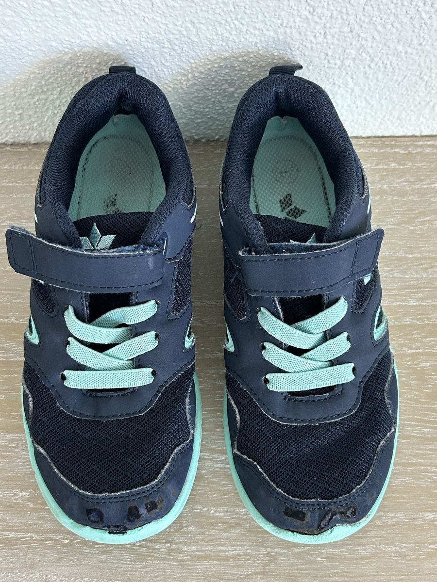 Scarpe per ragazzi: Kinder Turnschuhe dunkelblau Grösse ca. 33, gebraucht – Usato da Wolhusen venduto da eve_m6cg 2