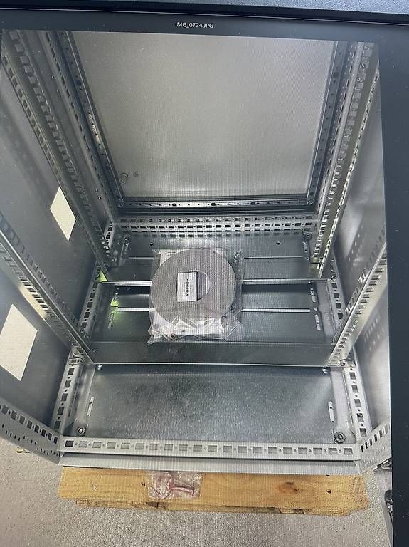 Racks & Cavalletti: Rack- Netzwerkschrank nVent Neu  – Usato da Niederweningen venduto da gandalf09 2