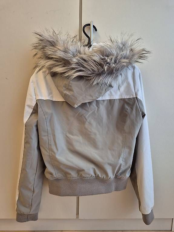 Giacche: Holister Winterjacke Damen Grösse S – Usato da Schaffhausen venduto da RK205 1
