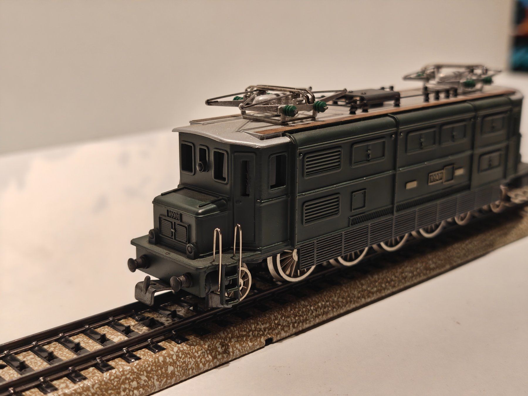 Hag Modellini di ferrovie: Hag Nr. 140 Ae 4/7 SBB – Usato da Braunau venduto da Homersimpson 3