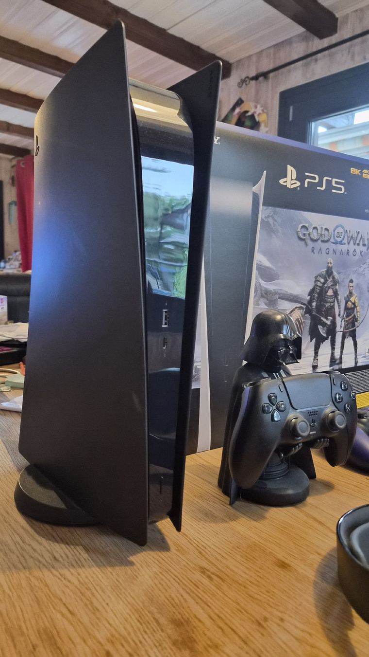 Sony Console: ps5 digital avec casque et 2 manettes en plus – Nuovo (secondo la descrizione) da Aven venduto da kaotiks444 3