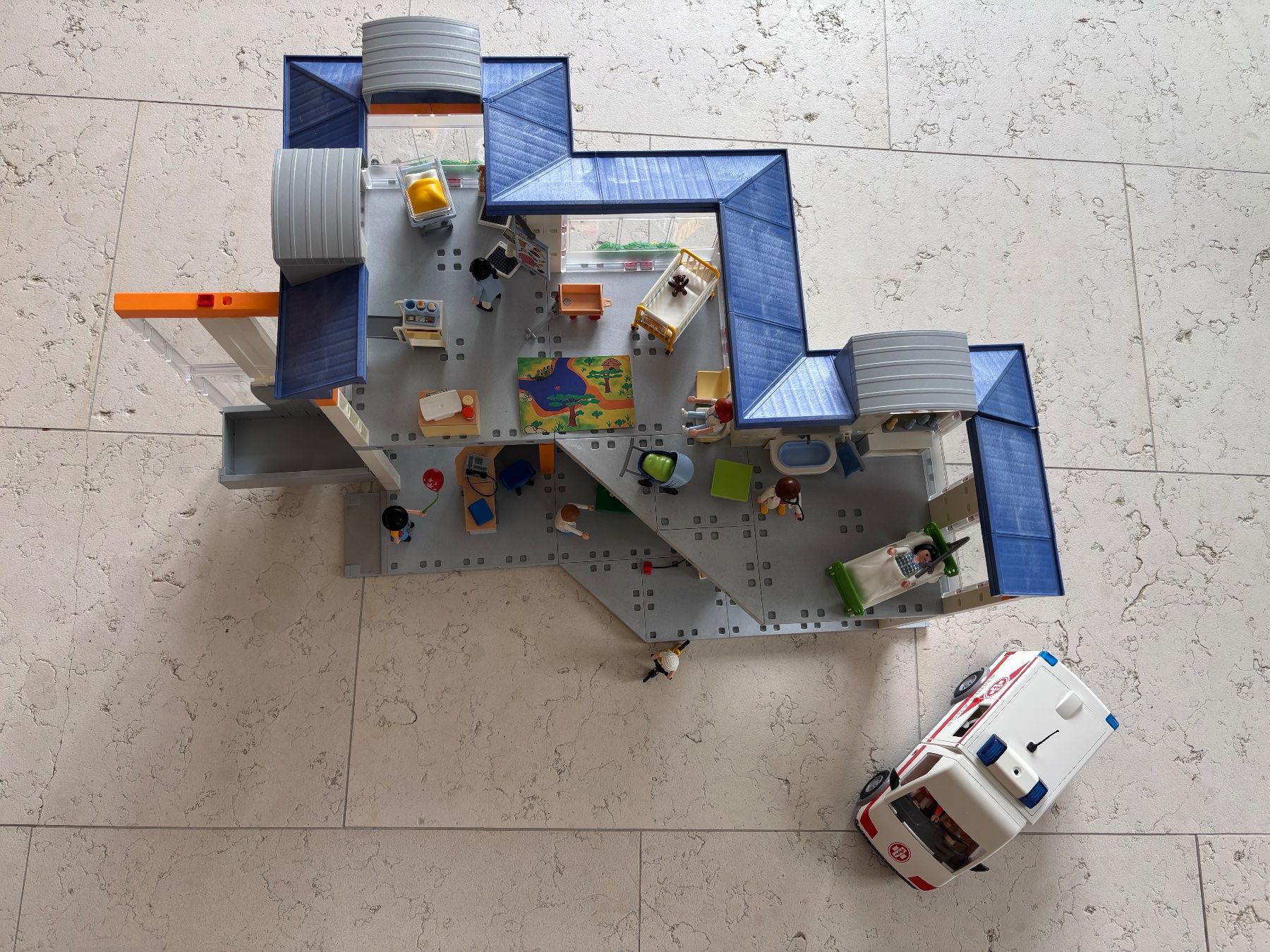 Playmobil Jouets: Grosses Krankenhaus mit Einrichtung – D'occasion à Bäretswil par san_mmm2 4
