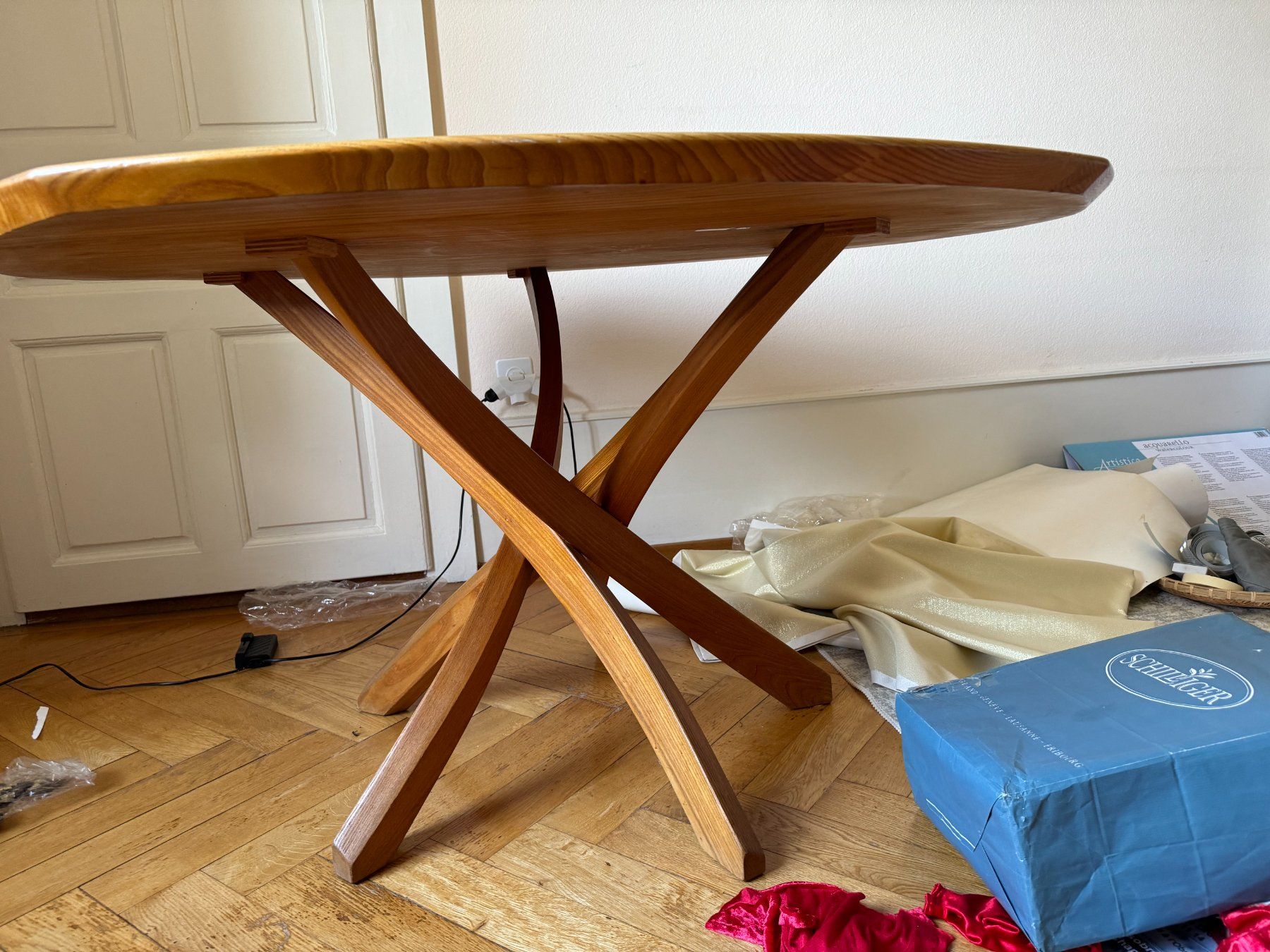Tischset: TABLE AVEC 4 CHAISES ET COMMODE TROIS PORTE EN BOIS D'ORME – Gebraucht aus Morges von argento.oro.65 1