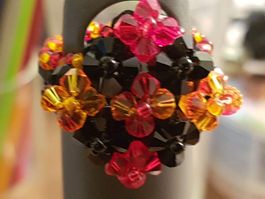 Ring aus Glasperlen, rot schwarz orange, beweglich Lagenlook