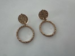 Trendige goldene Ohrringe mit Kreisform