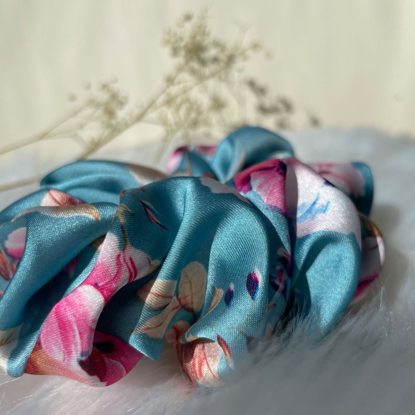 Accessori per capelli: Seide Floral Scrunchie - Handgemachtes Seide Haargummi -Neu! – Nuovo e nell'imballaggio originale da Vals venduto da ABA-Atelier 1