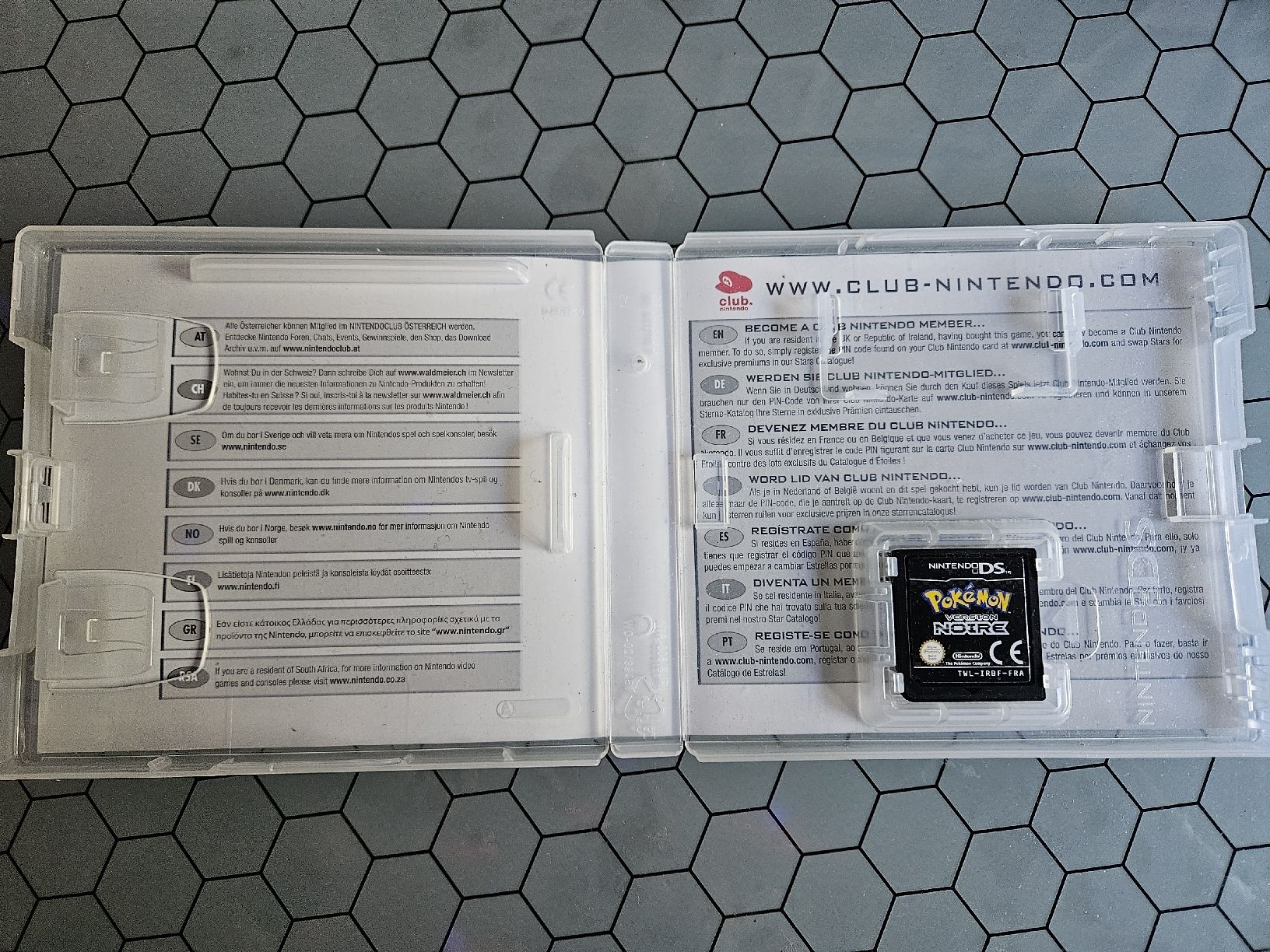 Pokémon Jeux: Pokémon version Noire Nintendo ds  – D'occasion à Genève par Pedro67 1
