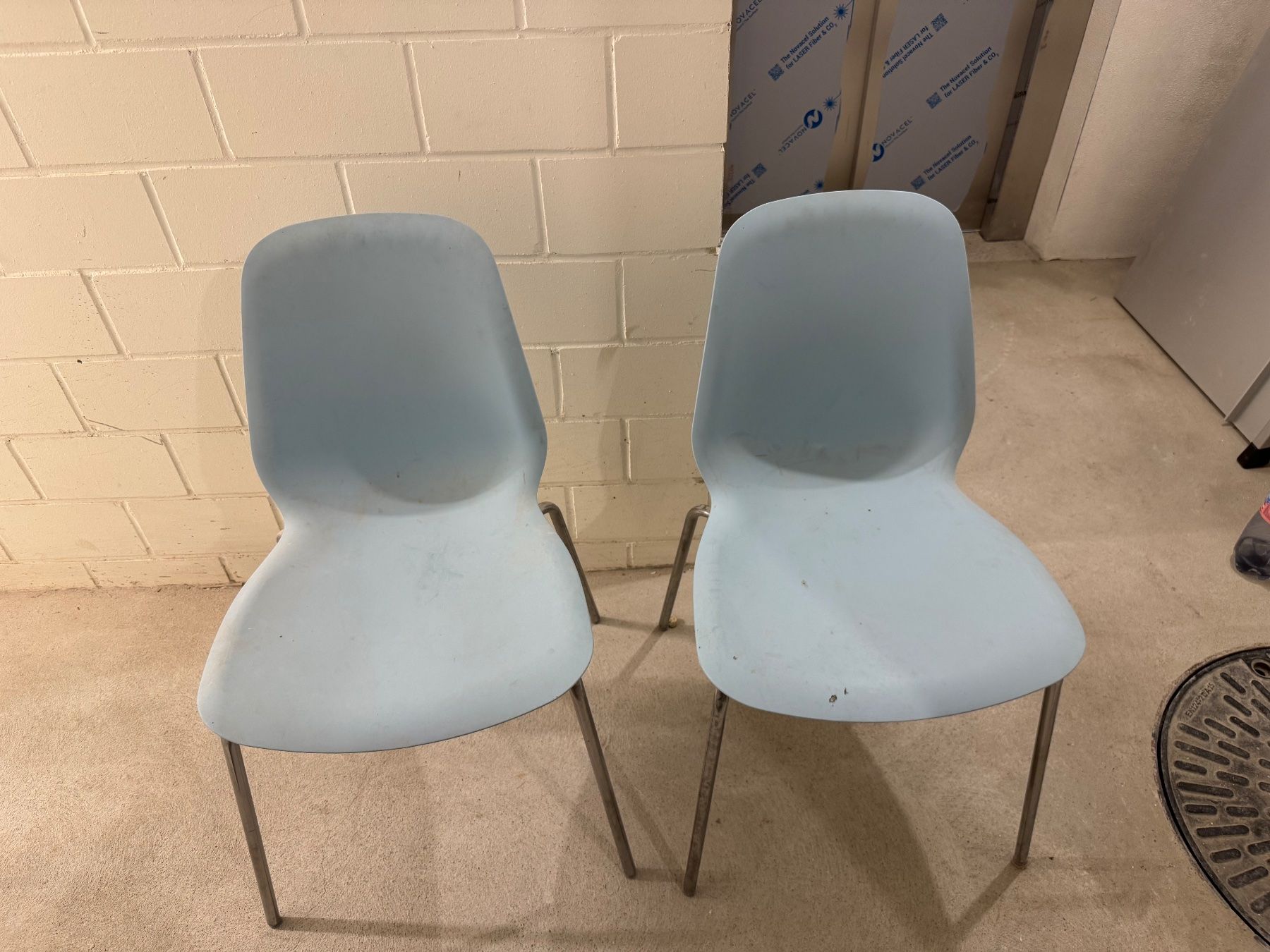 Chaises: Kunststoff Stühle – D'occasion à Lobsigen par ChlyWirt1