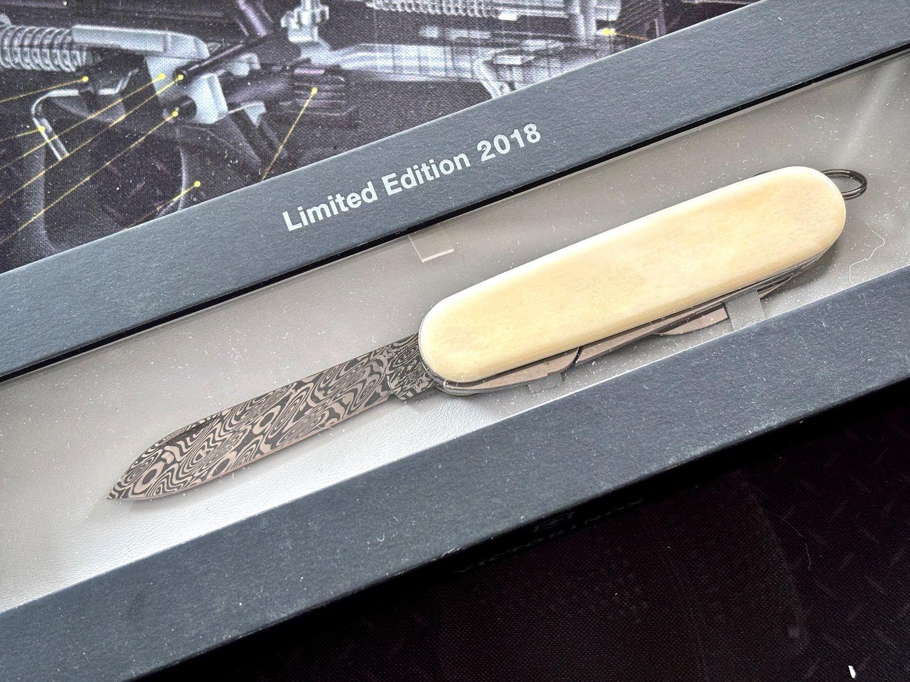 Victorinox Coltelli tascabile: Victorinox Damast 2018 Compact-Mod., Büffelknochen-Schalen – Nuovo (secondo la descrizione) da Frauenkappelen venduto da Doc_Snyder