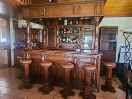 Massive Holz-Bar mit 6 Hockern und Schrank