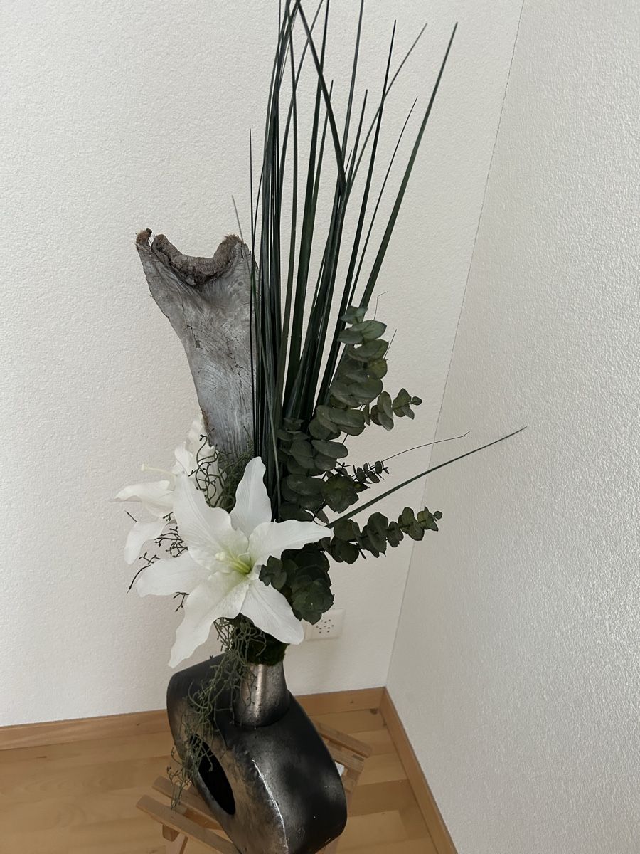 Alle Dekorationen: Elegantes Gesteck mit Lilien und Holz – Neu (gemäss Beschreibung) aus Güttingen von Hunzer 2