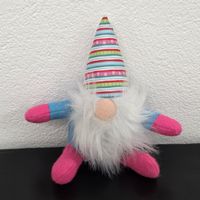 Stoffgnome mit buntem Hut und pinken Details