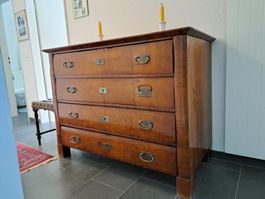 Antike Kommode aus Nussbaumholz, elegant & stabil