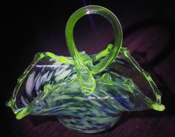 Filigraner Glaskorb – Weiss/Blau – UV-reaktiv (365nm) Vintag