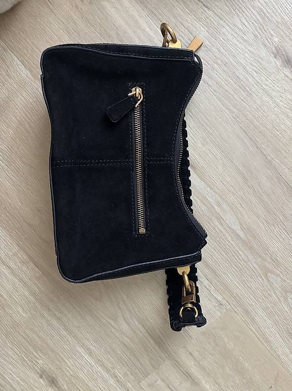 Taschen für Damen:  Guess Schultertasche  Schwarz – Gebraucht aus Wil SG von aoertig 2