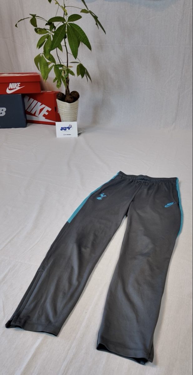 Nike Pantaloni: Trainerhose von Tottenham Nike – Nuovo (secondo la descrizione) da Lindau venduto da KT_Vintage
