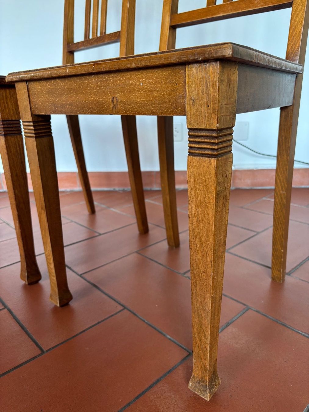Chaises: Zwei Holzstühle mit geflochtener Sitzfläche – D'occasion à Beromünster par Uelibard 4