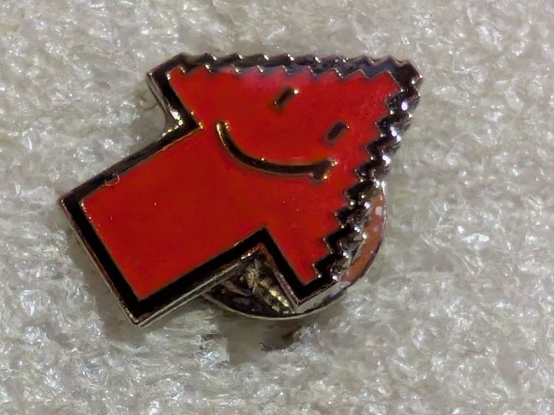 Plaketten & Abzeichen: Ansteckpin 2: Roter Pfeil mit Gesicht – Gebraucht aus Oppligen von Pin-Fall-Shop