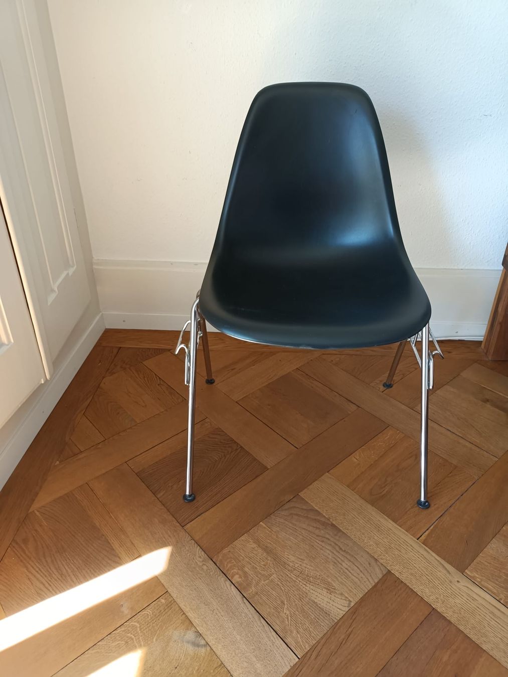 Eames Sedie: Vitra Eames schwarzer Stuhl – Usato da Bern venduto da carmenhaeller