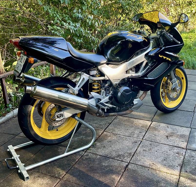 Strada: Honda VTR 1000 Firestorm – Usato da Pratteln venduto da Bababianchi 1